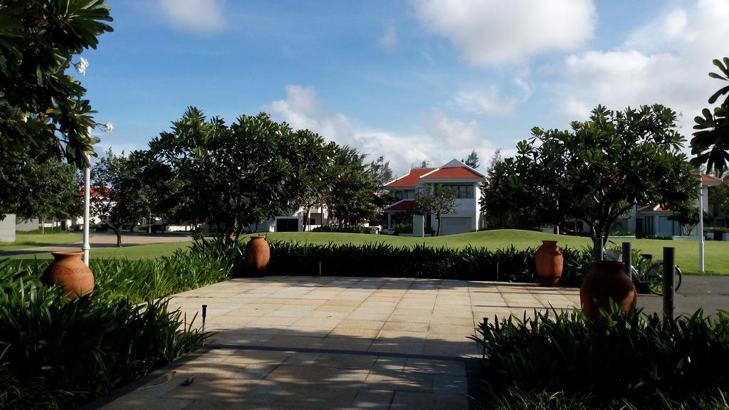 Ocean Apartment Spa & Golf Danang Buitenkant foto